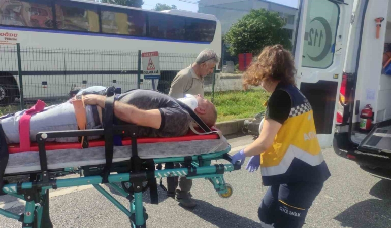 Otomobil motosiklete çarptı