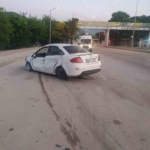 Otomobil taklalar atarak karşı şeride geçti