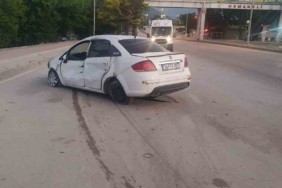 Otomobil taklalar atarak karşı şeride geçti