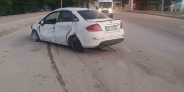 Otomobil taklalar atarak karşı şeride geçti