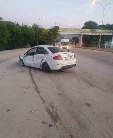 Otomobil taklalar atarak karşı şeride geçti