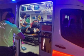 Otomobil tır ve tabela direğine çarptı: 4 yaralı