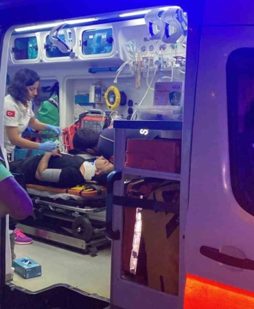 Otomobil tır ve tabela direğine çarptı: 4 yaralı