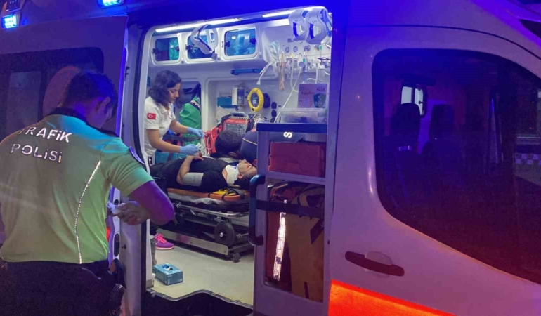 Otomobil tır ve tabela direğine çarptı: 4 yaralı