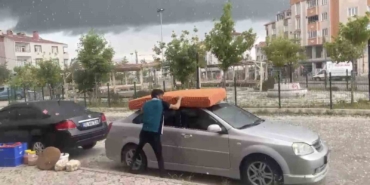 Otomobilini yatakla doludan korumaya çalıştı
