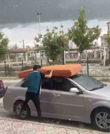 Otomobilini yatakla doludan korumaya çalıştı
