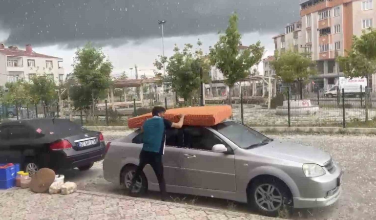 Otomobilini yatakla doludan korumaya çalıştı