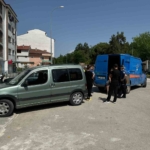 Otomobiliyle geri manevra yapan sürücü yayaya çarptı: 1 kişi yaralandı