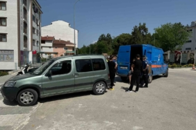 Otomobiliyle geri manevra yapan sürücü yayaya çarptı: 1 kişi yaralandı