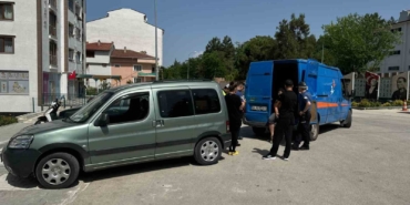 Otomobiliyle geri manevra yapan sürücü yayaya çarptı: 1 kişi yaralandı