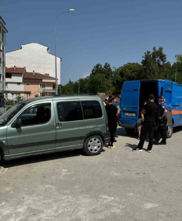 Otomobiliyle geri manevra yapan sürücü yayaya çarptı: 1 kişi yaralandı