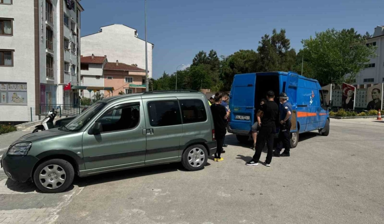 Otomobiliyle geri manevra yapan sürücü yayaya çarptı: 1 kişi yaralandı