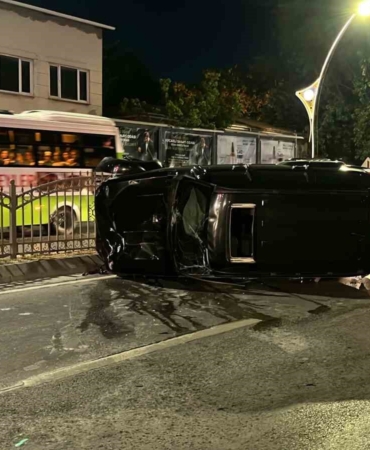 Otomobille çarpışan cip kaldırımda yürüyen gençlerin arasına daldı: 2 ölü