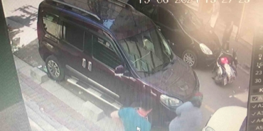Otomobille çarpışan motosikletlinin metrelerce sürüklendiği kaza kamerada