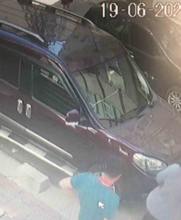 Otomobille çarpışan motosikletlinin metrelerce sürüklendiği kaza kamerada