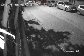 Otomobillerin aynalarına dadanan motosikletli hırsız kamerada
