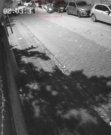 Otomobillerin aynalarına dadanan motosikletli hırsız kamerada