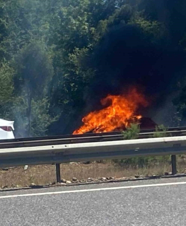 Otoyolda alev alev yandı: Otomobilden geriye demir yığını kaldı