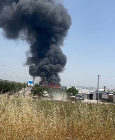 Palet fabrikası alev alev yanıyor