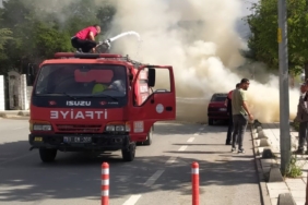 Park halindeki araç bir anda alev aldı