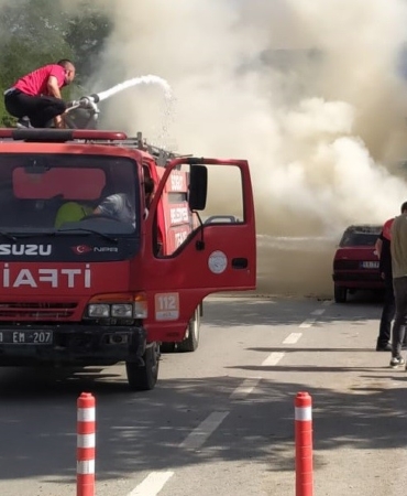 Park halindeki araç bir anda alev aldı