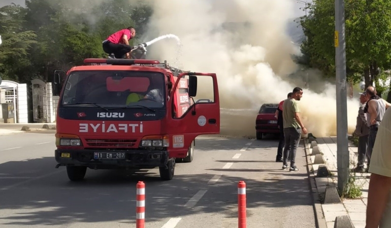 Park halindeki araç bir anda alev aldı