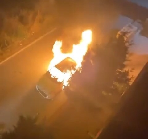 Park halindeki otomobil alev alev yandı