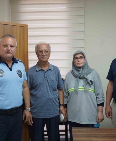 Parkta bulduğu paraları amirlerine teslim etti