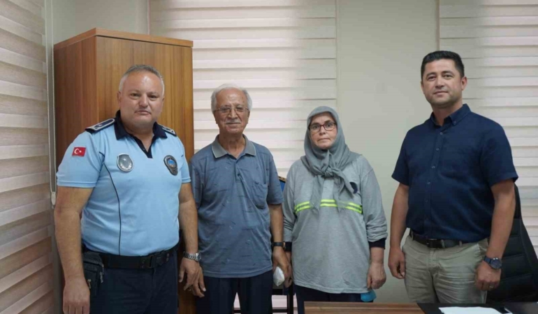 Parkta bulduğu paraları amirlerine teslim etti