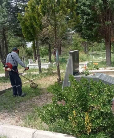 Pazaryeri Belediyesi mezarlıkta genelinde genel bakım ve temizlik çalışma yaptı