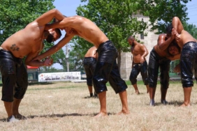 Pehlivanlar, 40 derece sıcakta 663. Tarihi Kırkpınar Yağlı Güreşleri’ne hazırlanıyor