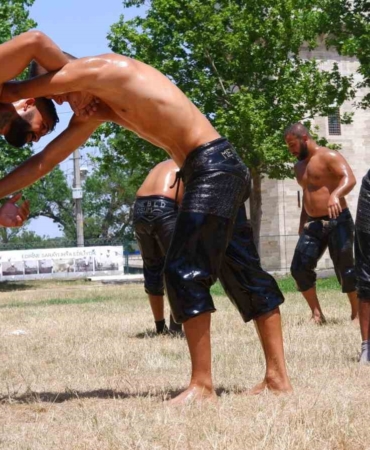 Pehlivanlar, 40 derece sıcakta 663. Tarihi Kırkpınar Yağlı Güreşleri’ne hazırlanıyor