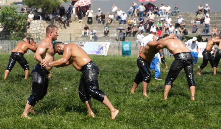 Pehlivanlar er meydanına çıktı