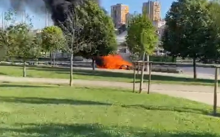 Pendik’te kaza yapan otomobil alev alev yandı