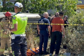 Pendik’te kontrolden çıkan araç kaldırımda yürüyen yayayı ezdi