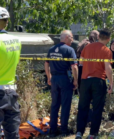 Pendik’te kontrolden çıkan araç kaldırımda yürüyen yayayı ezdi