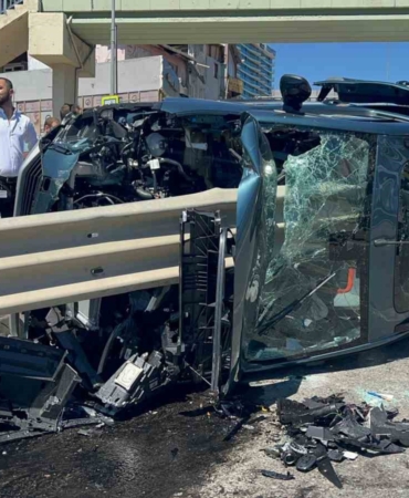 Pendik’te otomobil bariyere ok gibi saplandı: 2 yaralı