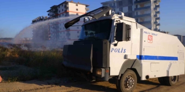 Polis TOMA ile yangına müdahale etti