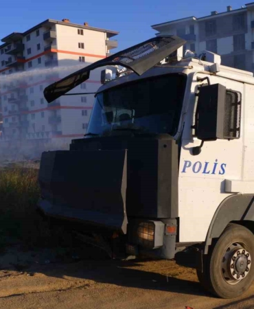 Polis TOMA ile yangına müdahale etti