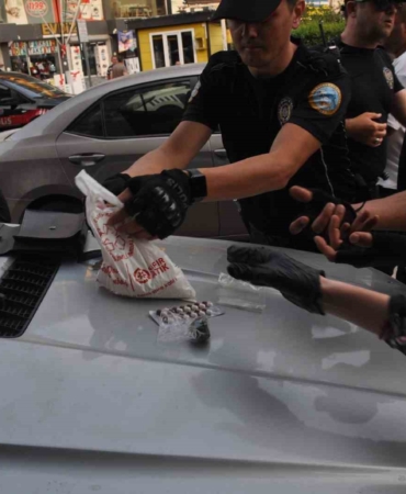 Polisin “Şok” uygulamasında lüks cipte uyuşturucu ele geçirildi
