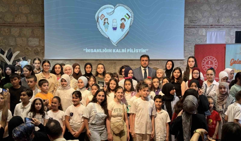 Rami Kütüphanesi’nde öğrencilerin yazdığı “İnsanlığın Kalbi Filistin” kitabı tanıtıldı