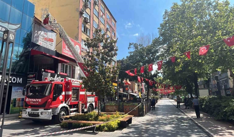 Restoranın bacasında çıkan yangın ekipleri harekete geçirdi