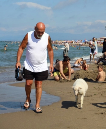 Sahibi ile sahile inen minik kuzu ilgi odağı oldu