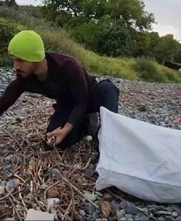 Sahilden topladığı odun parçalarını adeta sanat eserine dönüştürüyor