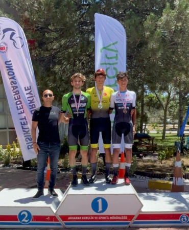 Sakarya Büyükşehir’in yıldız pedalları Sakarya’ya gururla döndü