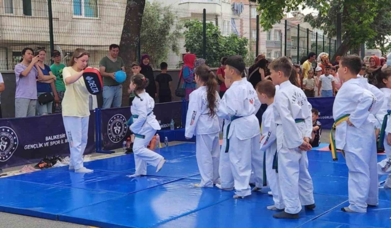 Sakarya İlkokulunda sporcu öğrenciler şov yaptılar