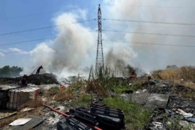 Sakarya’da çöplük yangını: Gökyüzünü siyah dumanlar kapladı