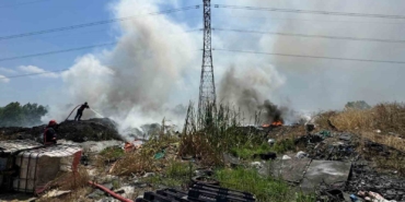 Sakarya’da çöplük yangını: Gökyüzünü siyah dumanlar kapladı