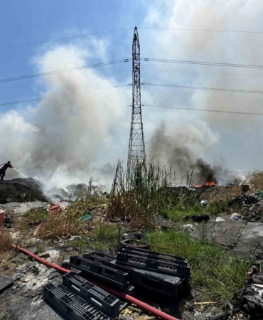 Sakarya’da çöplük yangını: Gökyüzünü siyah dumanlar kapladı