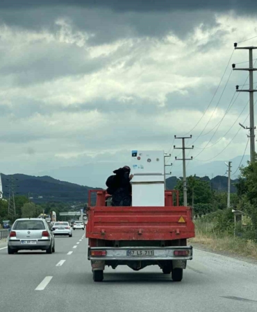 Sakarya’da kamyonet kasasında tehlikeli yolculuk